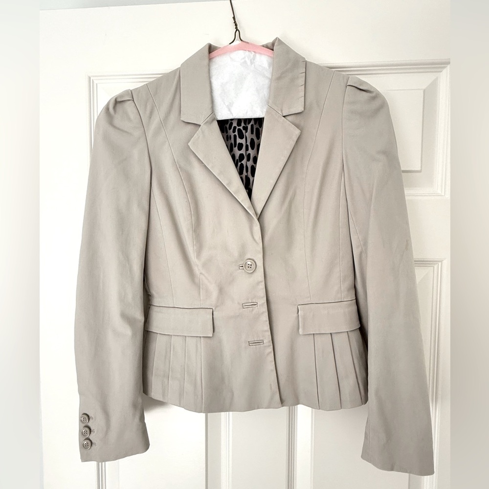 H&M light jacket full of details + leopard print lining. Size 4 (S).